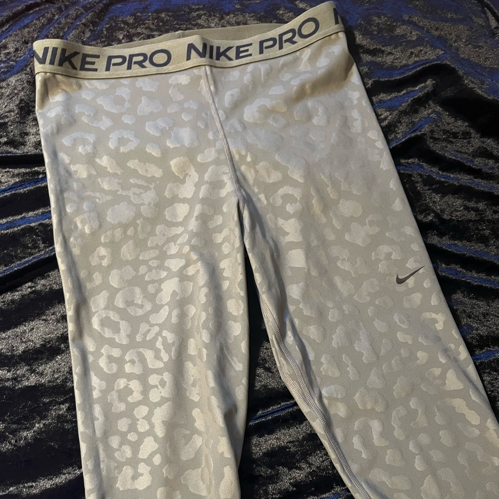 Nike Green army color leggings with cheetah print detailing 💓